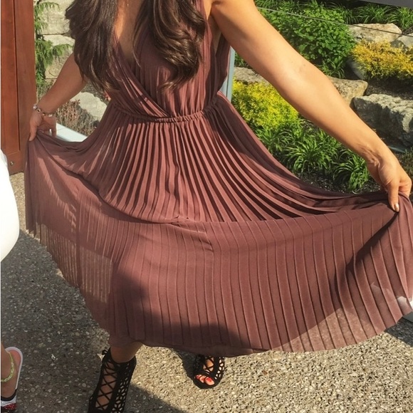 Aritzia midi dress in size small. - Picture 3 of 3